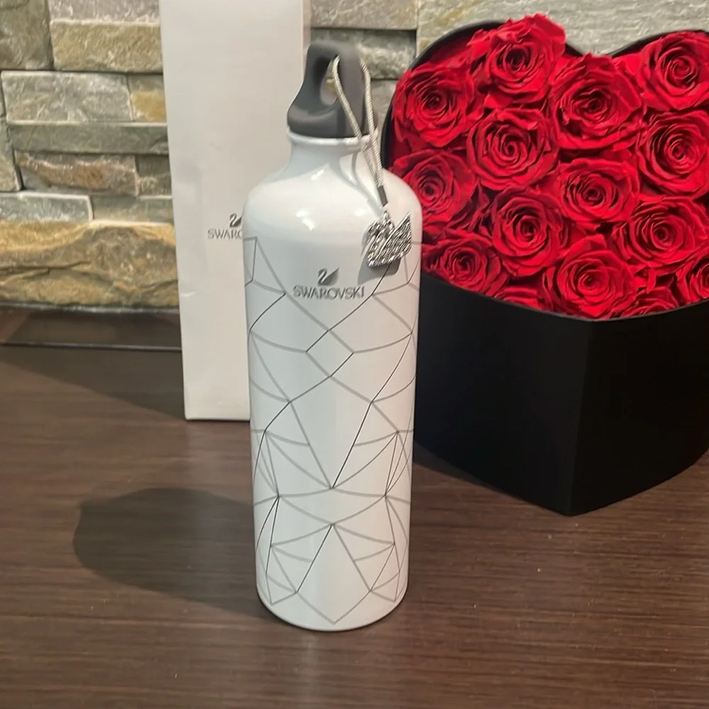 Swarovski Water bottle with Swarovski encrusted Swan charm - Picture 3 of 5